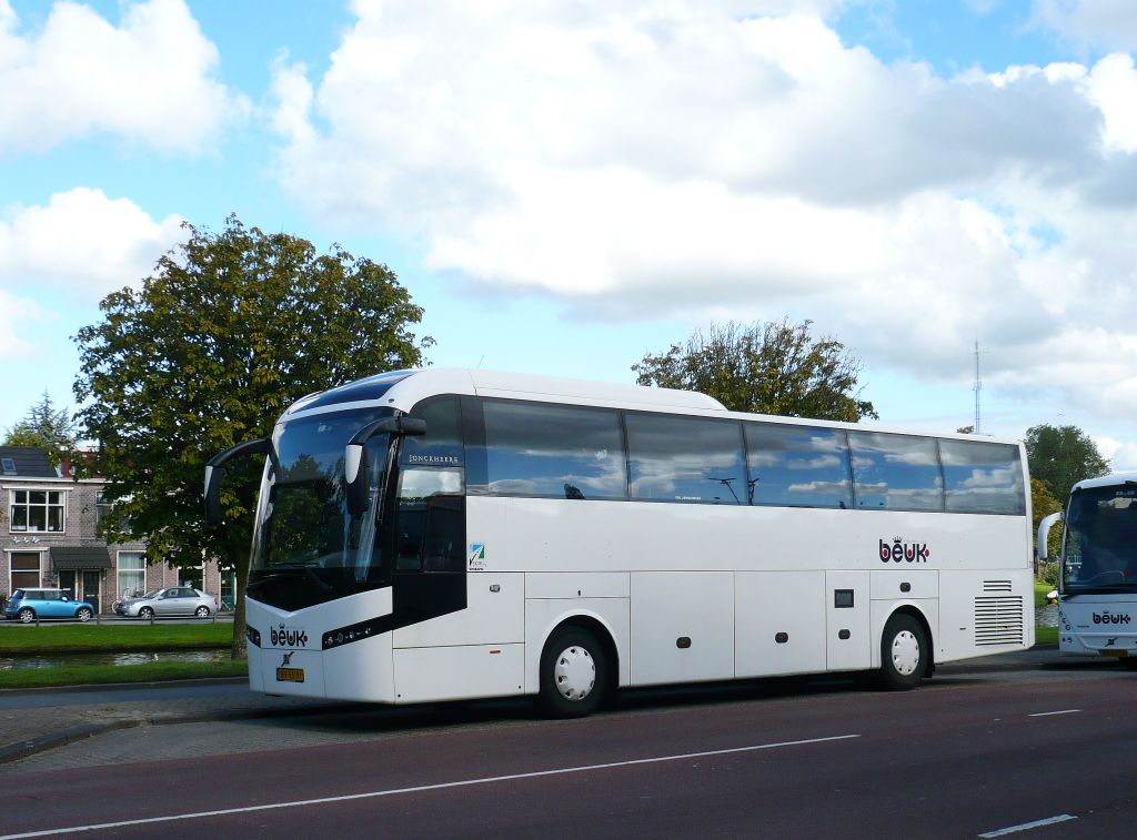 Volvo Jonckheere Reisebus der Firma Beuk. Molenwerf, Leiden 22-09-2012.

Volvo Jonckheere reisbus van de firma Beuk. Molenwerf, Leiden 22-09-2012.