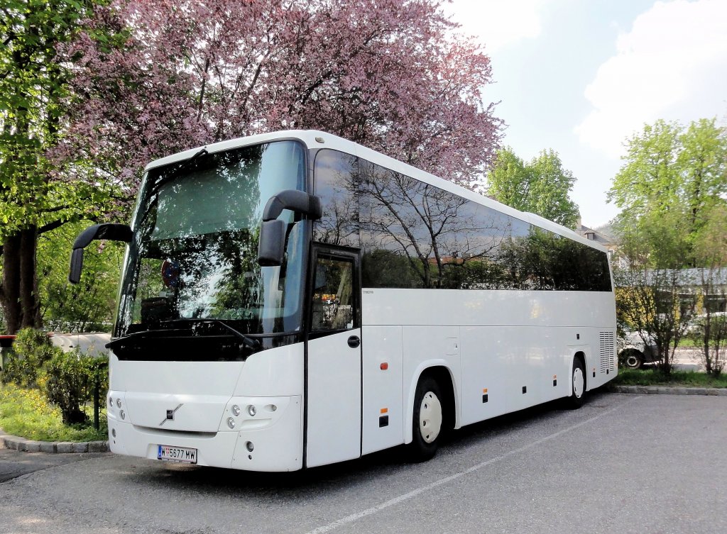 VOLVO Reisebus 9900 aus Wien am 25.4.2013 in Krems gesehen.