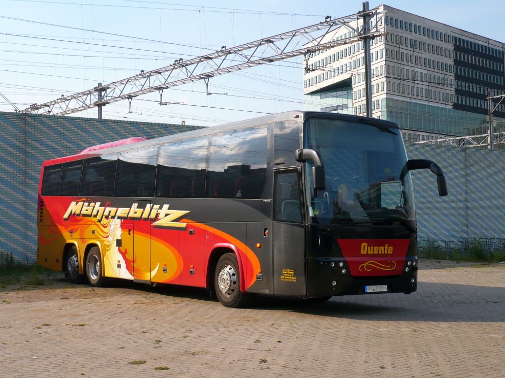 Volvo Reisebus der Firma Quente ausschland. Stationsplein Leiden, Niederlande 05-06-2012.