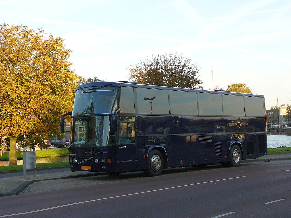 Volvo Vipcoach Reisebus der Firma Harbers Trucks. Molenwerf Leiden, Niederlande 14-10-2011.

Volvo Vipcoach reisbus van de firma Harbers Trucks. Molenwerf Leiden 14-10-2011.