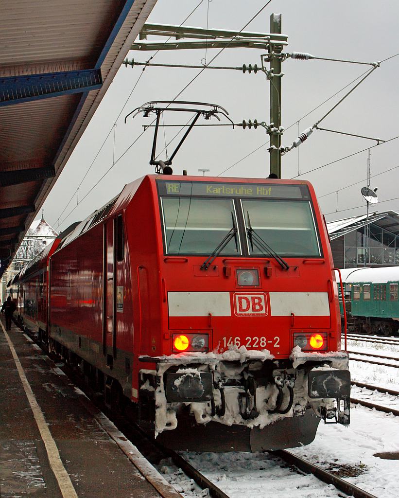 Von Offenburg fuhren wir am 08.12.2012 mit dem RE 4705 durch den Schwarzwald nach Konstanz, gezogen von der 146 228-2, die Spuren sind an der Lokfront noch gut zusehen. 
Nun steht die Lok mit dem RE 4712 fr die Gegenrichtung nach Karlsruhe Hbf bereit.
Die BR 146.2 ist eine Bombardier TRAXX P160 AC2 und eine Weiterentwicklung der 146.0 
Die Nennleistung (Dauerleistung) betrgt 5600 kW (7600 PS) bei einem Dienstgewicht von 84 t hat sie eine Hchstgeschwindigkeit 160 km/h.