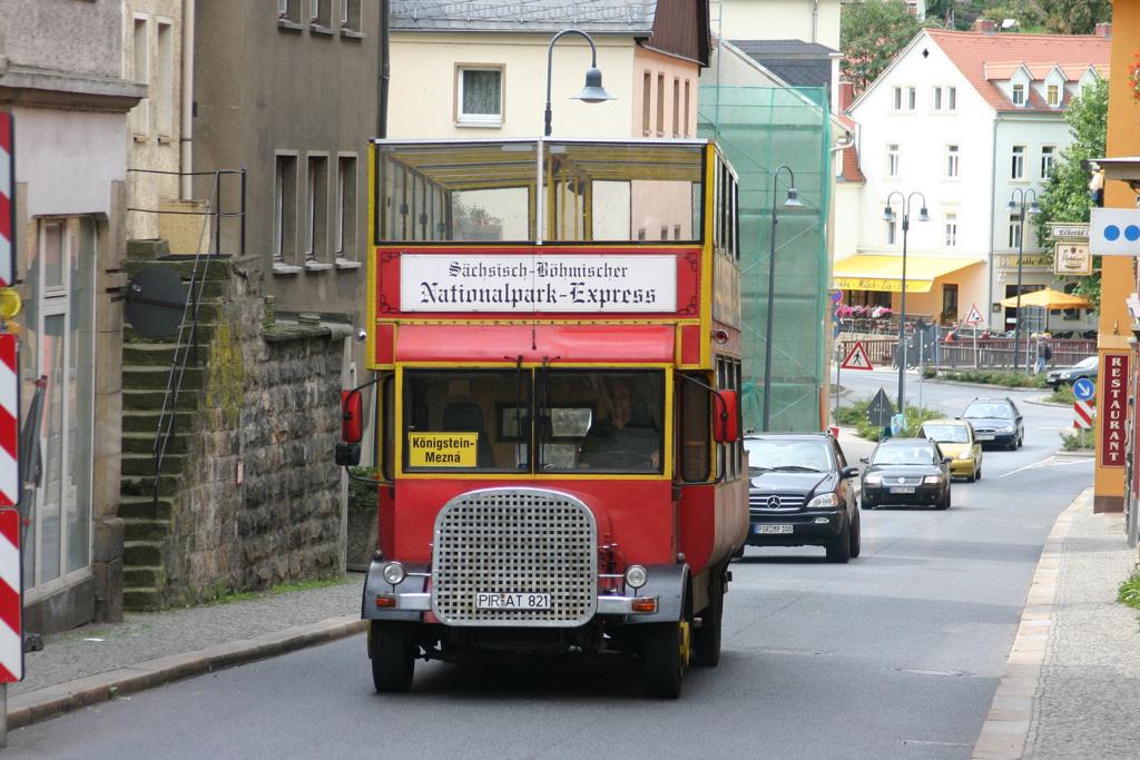 Von der Stadt Knigstein am Elbufer verkehrt dieser MAN Doppelstockbus,
eine Sonderausfhrung, u. a. hoch zur Festung Knigstein. Hier aufgenommen
nahe Bahnhof Knigstein am 26.08.2006.