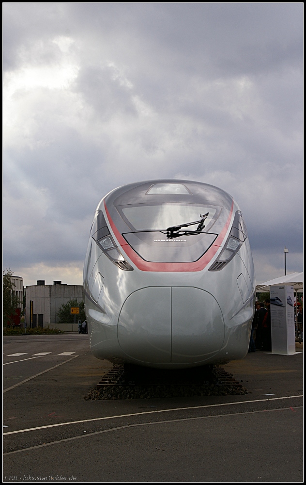 Von vorne betrachtet macht die Studie Zefiro von Bombardier richtig was her. Der Zefiro ist eine Vision von neuen Hochgeschwindigkeitsz�gen (INNOTRANS 2010 Berlin 21.09.2010)