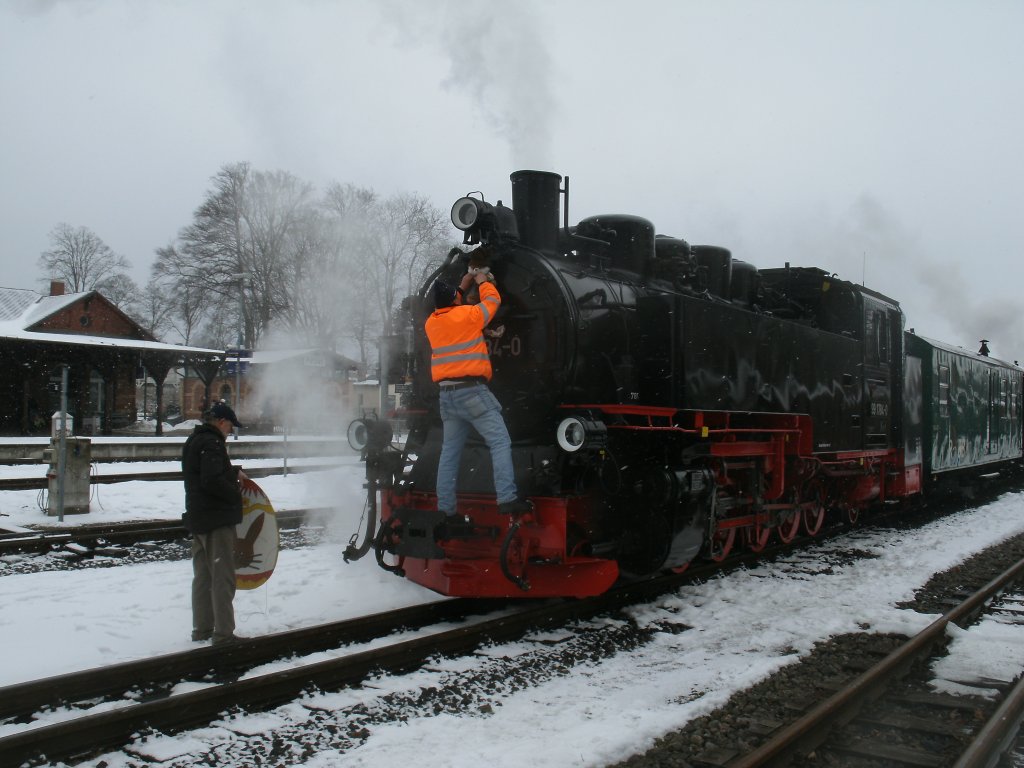 Vor der Abfahrt mit dem Ostersonderzug nach G�hren wurde 99 1784-0 mit Ostermotiven,am 29.M�rz 2013,in Putbus geschm�ckt.