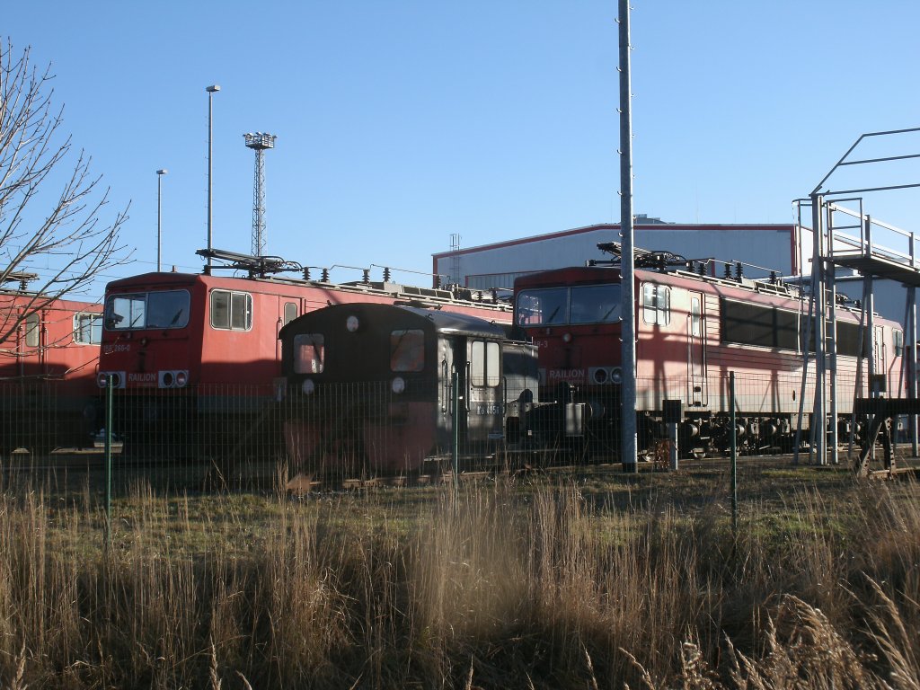 Vor der Werkshalle in Rostock Seehafen standen,am 28.Dezember 2012,155 266-0,K� 4856 und 155 118-3.