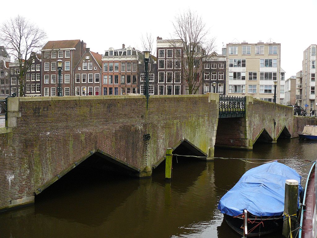 Waalseilandenbrcke Baujahr 1914. Amsterdam 07-01-2012.

Waalseilandenbrug in Amsterdamse School-stijl uit 1914 met als brug nummer 283 over Waalseilandgracht. Amsterdam 07-01-2012.