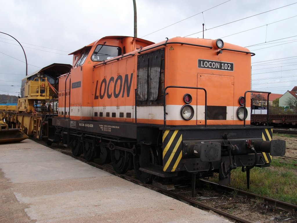 W�hrend am 08.November 2010 Locon-217 auf dem Bahnhof Bergen/R�gen unterwegs war,stand Locon-102 auf der Ladestra�e.