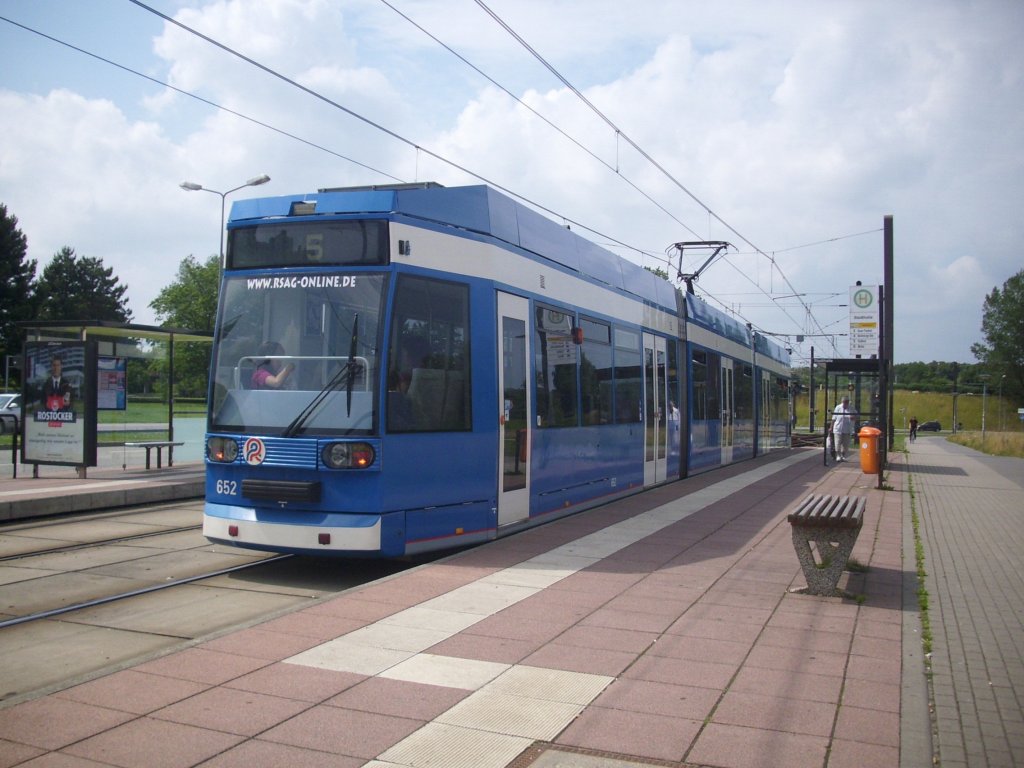 Wagen Nr. 652 der Rostocker Straenbahn AG fuhr auch an der Haltestelle Stadthalle vorbei. 