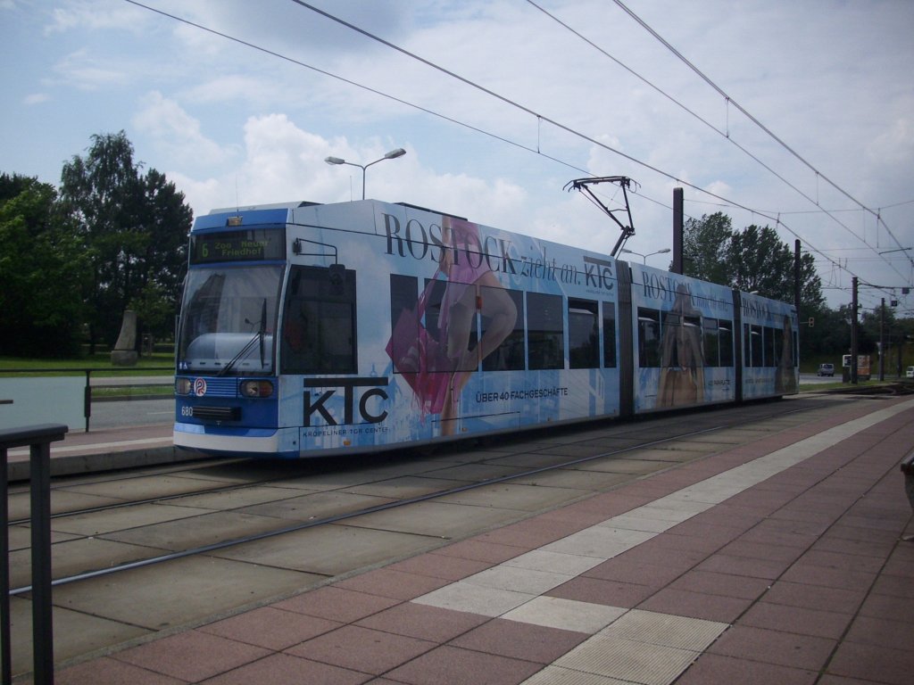 Wagen Nr. 680 der Rostocker Straenbahn AG fuhr auch an der Haltestelle Stadthalle vorbei.