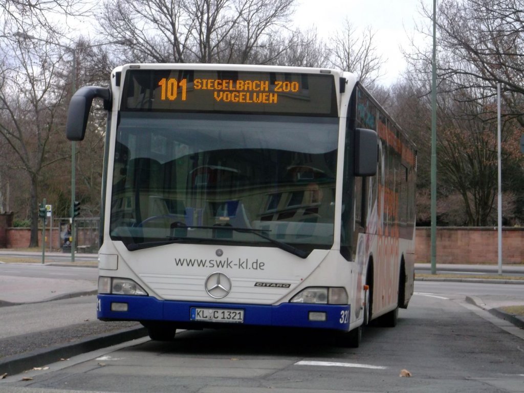 Wagen Nummer 321 (Mercedes Benz O 530) der SWK (ehemals TWK) Kaiserslautern stand am 26.2.12 als Linie 101 an der Endhaltestelle Hauptfriedhof und wartete auf die Weiterfahrt zum Siegelbacher Zoo ber Vogelweh.
