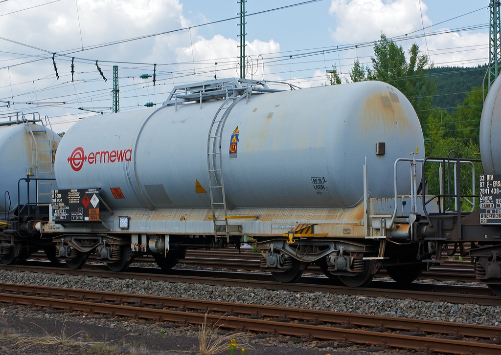 Was so alles auf der Siegstrecke (KBS 460) herum fhrt:
Vierachsiger Kesselwagen Zacs der Vermietungsfirma ERMEWA  eingestellt als 34 87 7868 651 - 1 F-ERSA, am 06.07.2013 im Zugverband in Betzdorf/Sieg. 

Der Kesselwagen trgt die Gefahrentafel 336/1184 fr Ethylendichlorid  (auch genannt als 1,2-Dichlorethan oder EDC). Diese chemische Verbindung gehrt zu den Chlorkohlenwasserstoffen und ist eine farblose, brennbare und giftige Flssigkeit mit chloroformartigem Geruch, wenn man nun bedeckt das alleine in diesen Wagen ca. 55.220 Liter passen. Da will man erst gar nicht wissen was da passieren kann, aber zum Glck ist die Schiene sicherer, wenn das nun auch noch alles auf unseren Straen gefahren wrde...