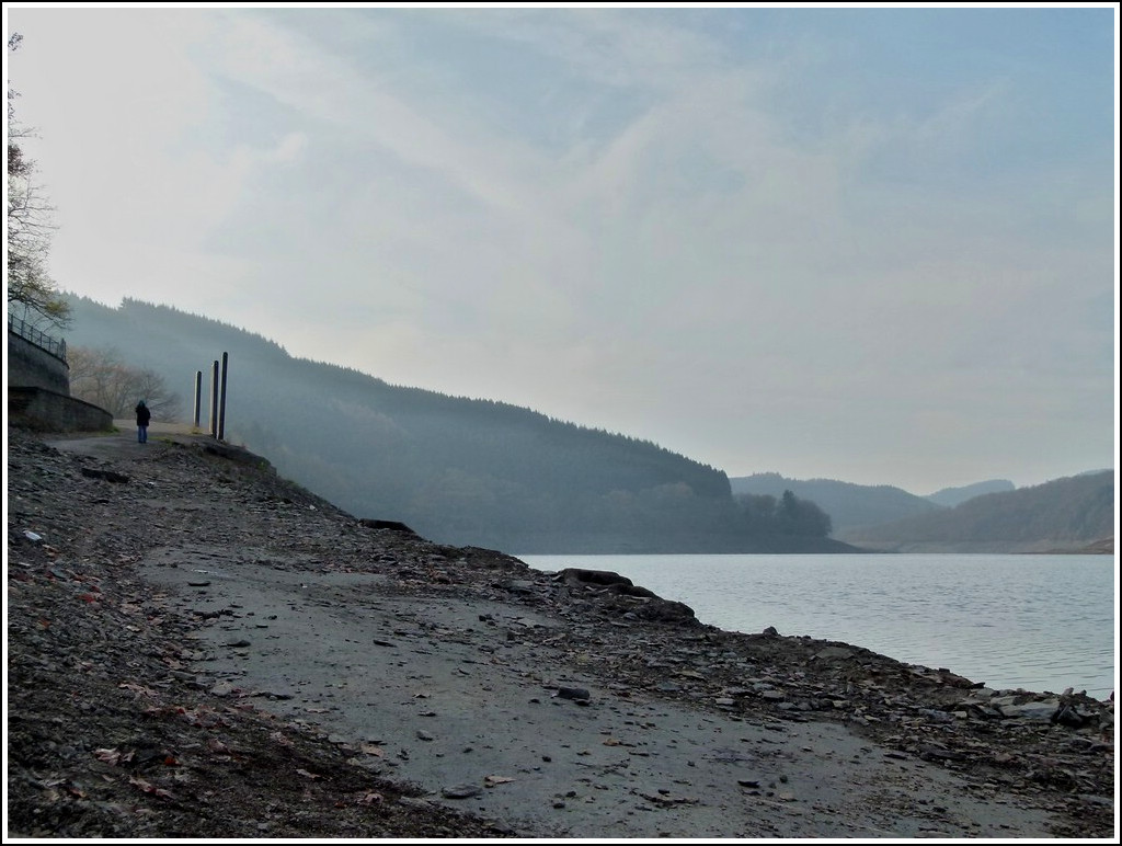 Wassermangel im Stausee der Obersauer. Normalerweise reicht das Wasser bis an die Mauer links in der Mitte des Bildes. Die Pfhle dienen bei normalem Wasserstand zum Festmachen der Boote. 19.11.2011 (Hans)