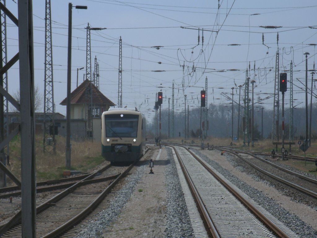 Wenige Meter vor dem Bahnsteig in Bergen/R�gen konnte ich den PRESS VT650 032-4,am 21.April 2012,bei der Einfahrt von Lauterbach Mole ausfotografieren.