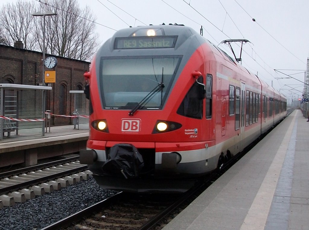 Wenige Minuten sp�ter als der RE  13026 Binz-Stralsund am 25.Januar 2011 Bergen/R�gen verlassen hatte,kam 429 028 als RE 13009 Rostock-Sassnitz in den Bahnhof eingefahren,der wieder von einem Flirt gefahren wurde.