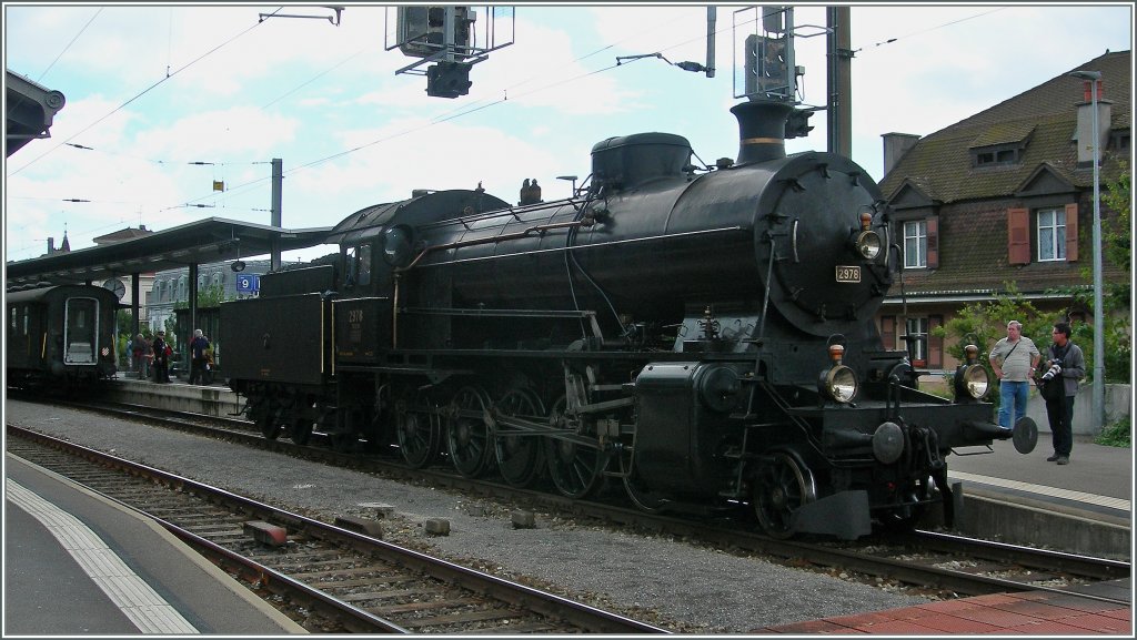 Wenn ein Elefant in der Mittagspause nach Lausanne kommt, werden keine Bahnbilder geschaut, sondern welche gemacht, auch wenn Licht und Technik mich dann bei der Bildbearbeitung zu S/W greifen lieen. 
SBB C 5/6 2978 in Lausanne.
2. Sept. 2012