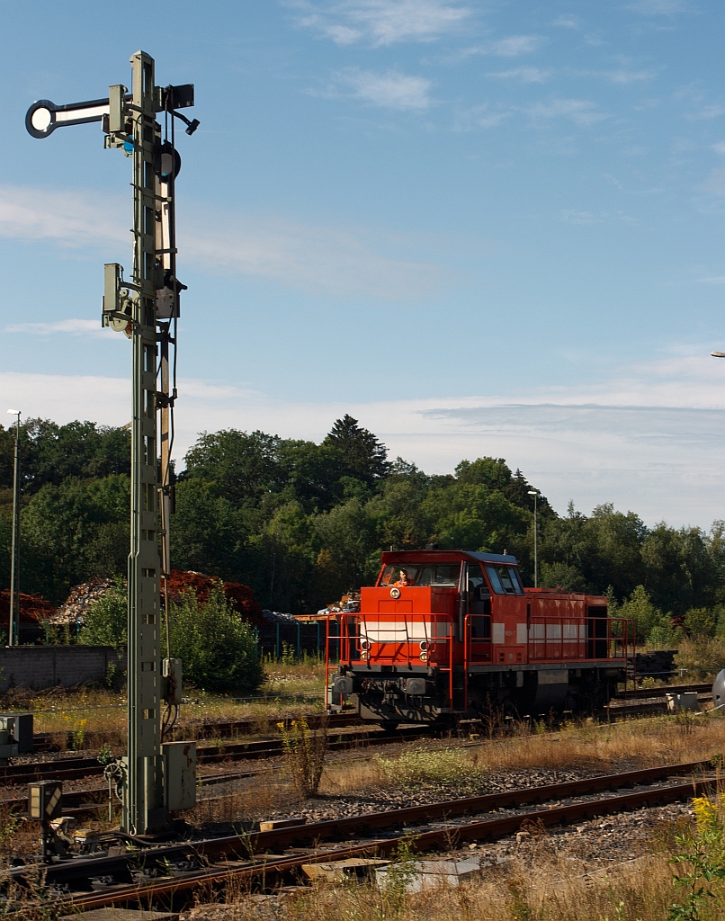 Westerwaldbahn (WEBA) Lok 7 (DH 1004) am 11.07.2011 im Bahnhof Altenkirchen/Ww. Die Lok hat Hp 0 und wartet auf freie Fahrt retour nach Au/Sieg zur Siegstecke.