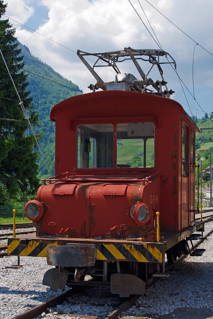 Wie ein Hufchen Elend - Die 1000mm Rangierlok Te 2/2 No. 12 der GFM (Chemins de fer fribourgeois Gruyre–Fribourg–Morat) heute TPF, ex CEG Ge 2/2 501, steht am 28.05.2012 in Montbovon. Die wurde 1912 (somit ist sie 100 Jahre) von Alioth gebaut, hat eine Leistung von 74 KW und eine Hstgeschwindigkeit von 50 km/h.
