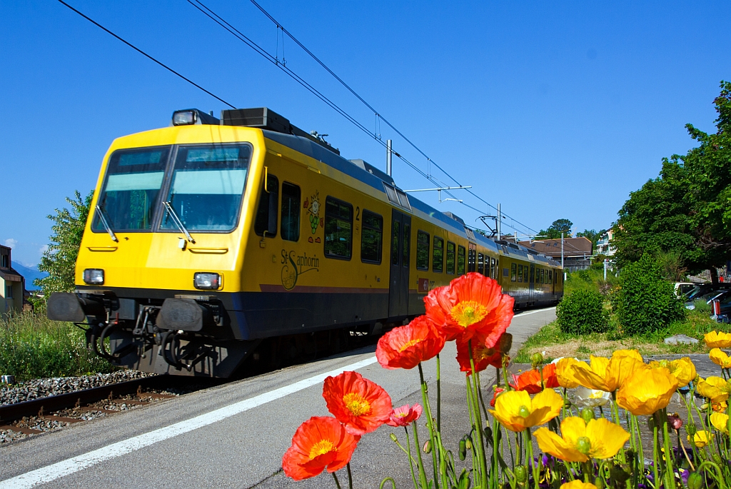 Wir sind in Chexbres angekommen und der   Train des Vignes  (S31) in der Zugskomposition (SBB RBDe 560 131-5 mit Steuerwagen Bt 50 85 29-35 931-9) fhrt nun weiter nach Puidoux. Diese Zugskomposition und Lackierung wird es so wohl nicht mehr geben. (28.05.2012)