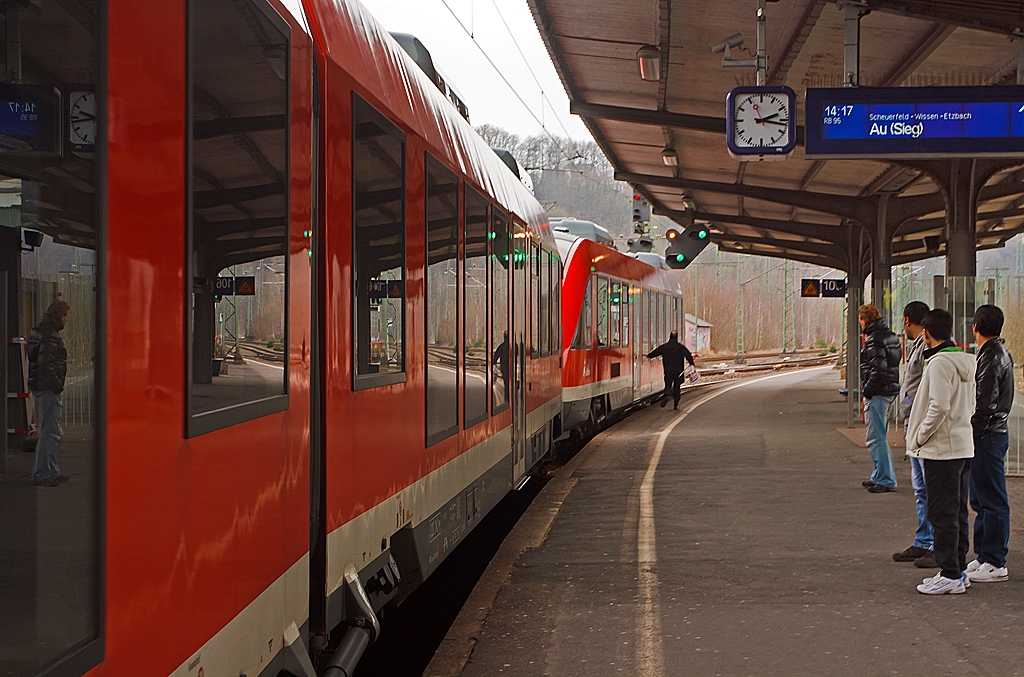 Wundersame Heilung - Eine Bahnsteigszene am 28.03.2013 in Betzdorf (Sieg), Gleis 106:

Die RB 95 in Richtung Au (Sieg), bestehend aus einem Alstom Coradia LINT 27 in Doppeltraktion  mit einem LINT 41 (640 016 mit 648 206 / 706) der DreiLnderBahn ist schon angefahren, der Mann will noch mit, packt seine Krcken in die eine Hand und mit der anderen versucht er die Tr nach zu ffnen, aber sobald ein Zug in Bewegung ist lassen sich diese nicht mehr ffnen.

brigens der Lokfhrer kann das nicht sehen.