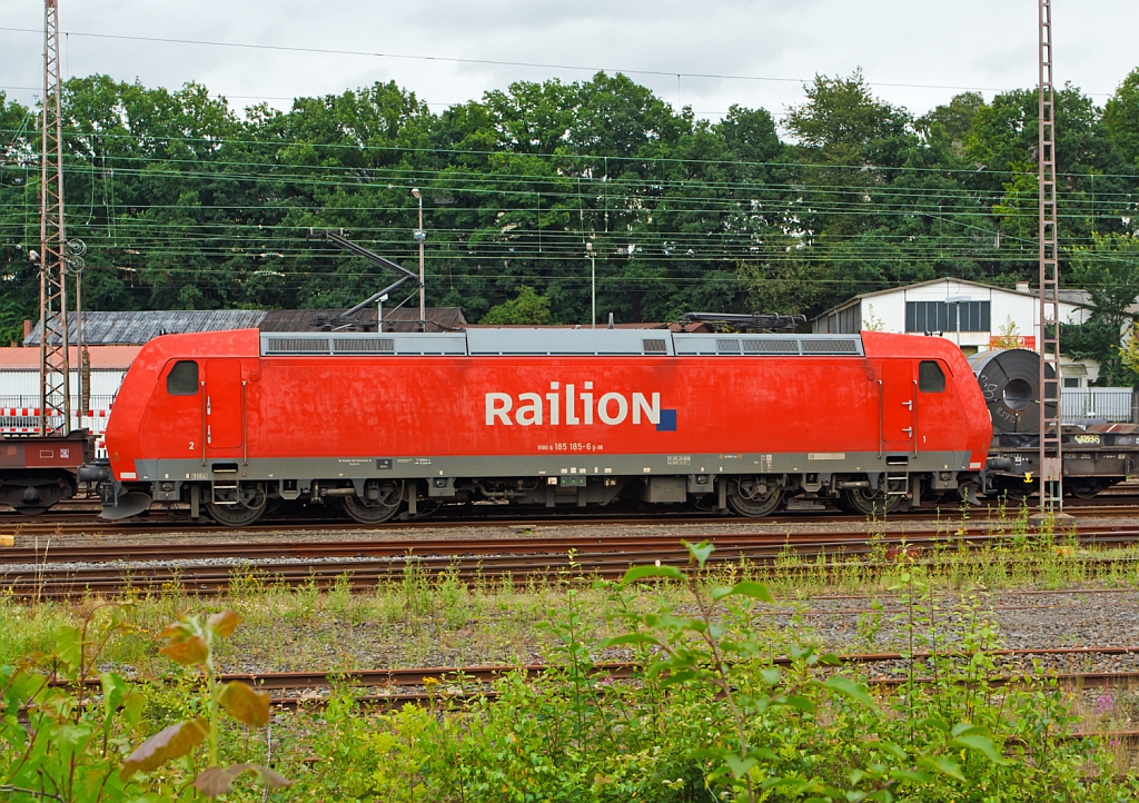 Zuerst mu der Lokfhrer die 185 185-6, hier am 16.07.2012 in Kreuztal, weg fahren und an einem anderen Platz abstellen, damit er spter mit den 185 156-7 und 185 079-1 in Doppeltraktion zu Ragierbahnhof fahren kann.