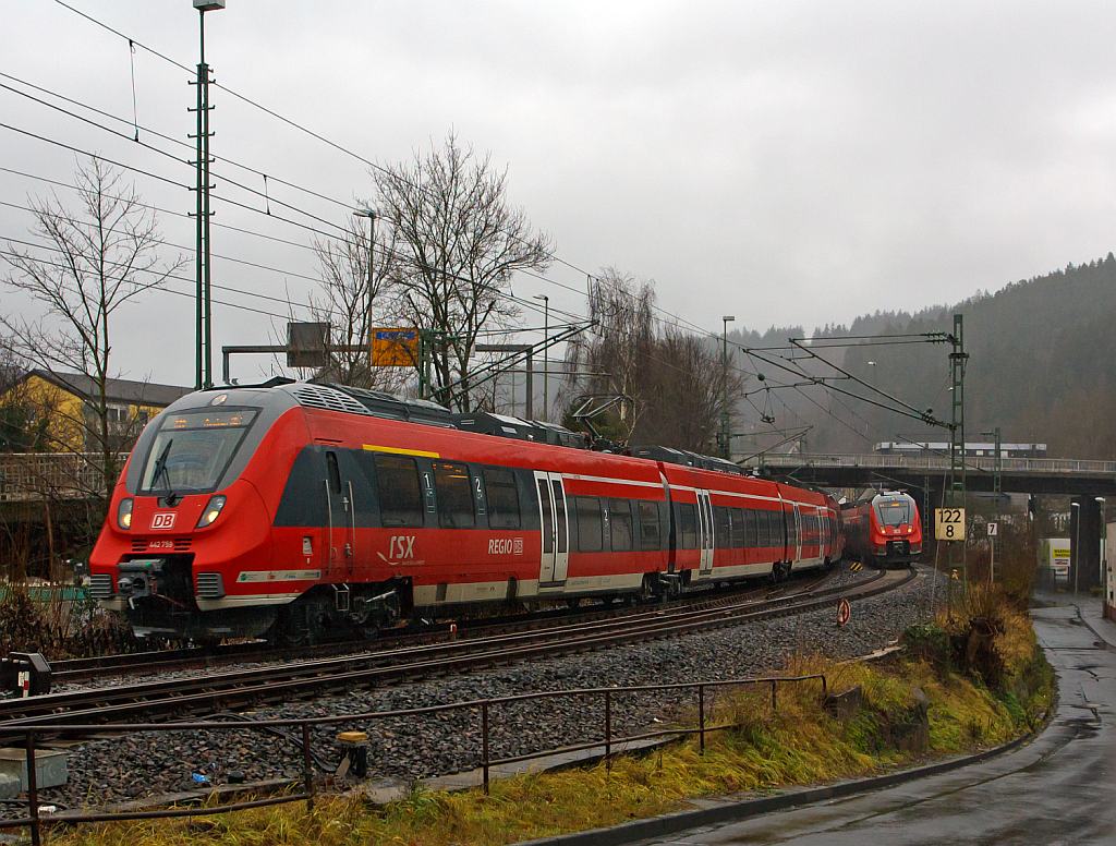 Zugbegegnung im Regen, es gibt wohl nur ein nasses Weihnachten: 
Der RE 9 - Rhein-Sieg-Express begegnen sich in Betzdorf/Sieg bei Km 122,8 am 23.12.2012. Der eine (hinten) 442 259 und 443 302 (ein vierteiliger und ein fnfteiliger Talent 2) fhrt, mit Verzgerungen im Betriebsablauf,  gleich in den Bahnhof Betzdorf ein, er fhrt als RE 10920 die Strecke Siegen - Kln - Aachen. Der andere 442 258, dieser Umlauf besteht nur aus dem einen vierteiligen Talent 2, er fhrt als RE 10915 von Betzdorf weiter in Richtung Siegen.