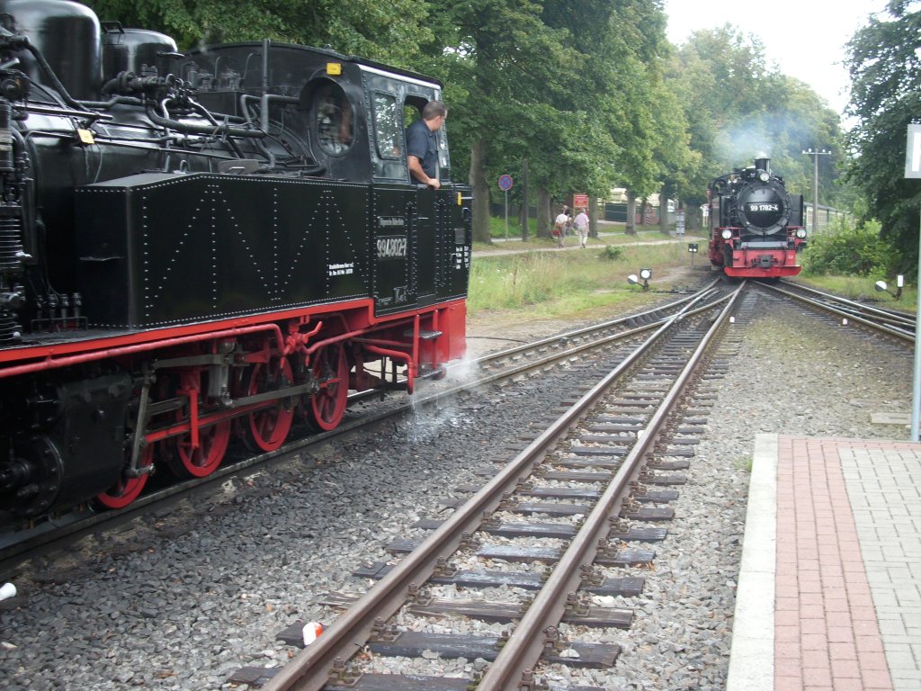 Zugkreuzung in Binz.99 4802 wartete auf die Einfahrt von 99 1782 am 17.August 2009.