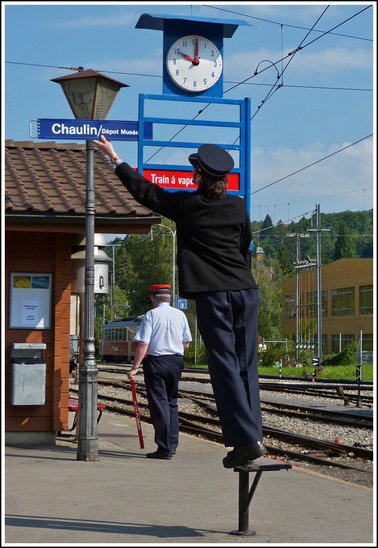 Zugzielanzeiger-Wechsel bei der Museumsbahn. Blonay, 27.05.2012 (Jeanny)