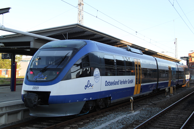 zum Start meiner Fototour nach Hamburg wurde ich im Rostocker Hbf um 05.55 Uhr von OLA VT 0001/643 108-3 begrt.(04.06.2011)