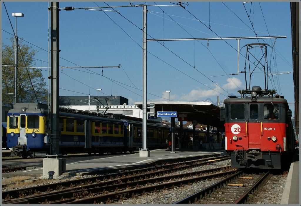 Zwar reicht die Zeit morgen nicht zum Grossen Brngibahnfest, aber doch heute  fr einen Ausflug in die Aareschlucht. Auf dem Weg dorthin, beim Umsteigen entstand dies Bild mit dem De 4/4 110 021-3 und dem BOB Triebwagen.
7. Juni 2013