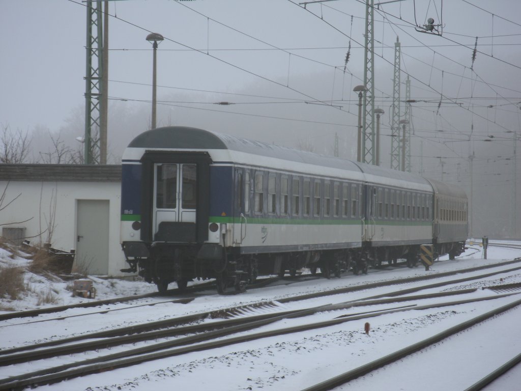 Zwei ABomzwagen von IntEgro und ein ABomz in DR-Farben,am 27.Januar 2013,abgestellt in Bergen/Rgen.