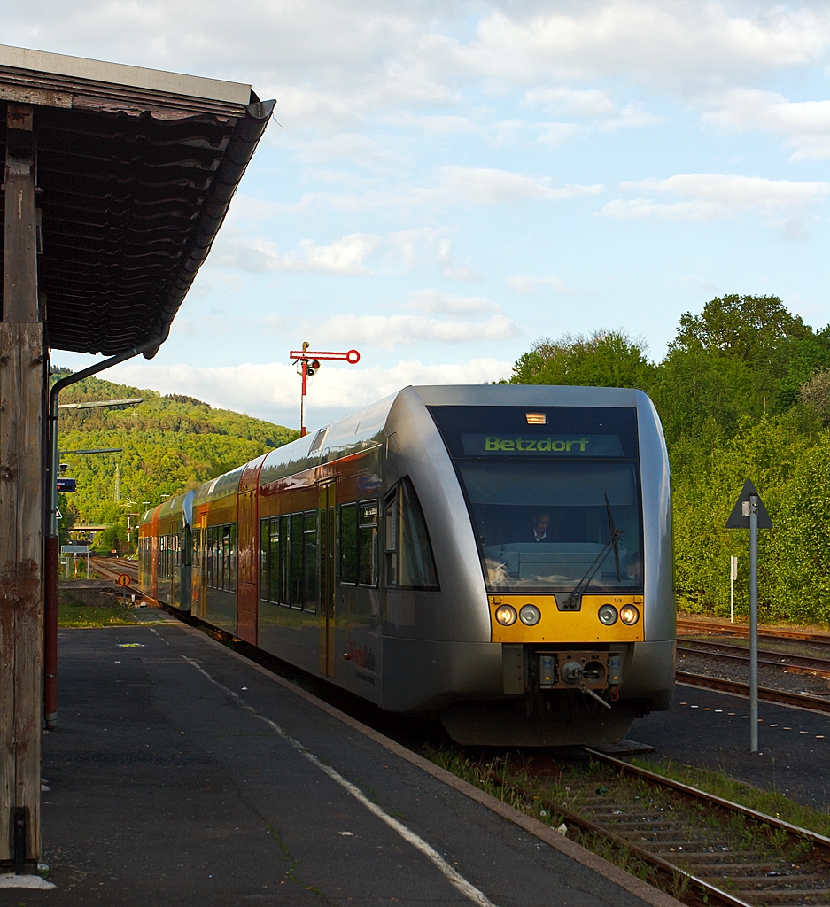 Zwei gekuppelte Stadler GTW 2/6 (VT 118 und VT 116) der Hellertalbahn am 18.05.2013 beim Halt im Bahnhof Herdorf.