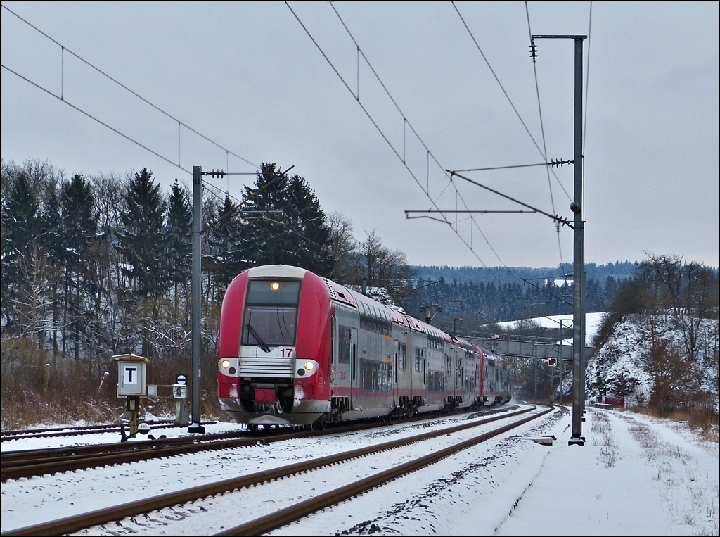 Zwei gekuppelte Triebzge der Srie 2200 (2217 und 2220) fahren am 18.01.2013 als IR 3764 Luxembourg - Troisvierges in den Bahnhof von Wilwerwiltz ein. (Jeanny)