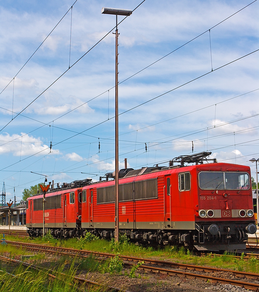 Zwei Strom-Container,
abgestellt am 02.06.2013 in Kreuztal, hier die 155 204-1 ex DR 250 204-1 sowie 155 115-9 ex DR 250 115-9.

Diese Lokbaureihe wurde von 1977 bis 1984 bei LEW Hennigsdorf (genau VEB Lokomotivbau Elektrotechnische Werke „Hans Beimler“ Hennigsdorf) gebaut. Wegen ihres doch sehr zweckmigen Aufbaus und der hnlichkeit ihrer Form mit einem ISO-Container bekam diese Baureihe den Spitznamen „Strom-Container“ oder „Elektro-Container“. 

Die 6-achsigen Loks mit der Achsformel  Co'Co' haben ein Dienstgewicht von 123 t, eine Dauerleistung von 5.100 kW und die Hchstgeschwindigkeit betrgt 125 km/h.