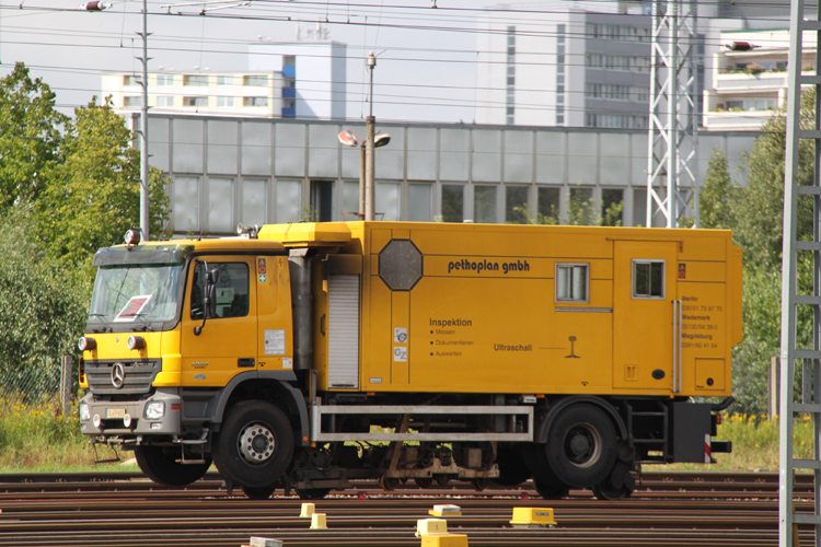 Zwei-Wege-Fahrzeug(Mercedes Actros)von Pethoplan GmbH abgestellt im Rostocker Hbf.19.08.2011