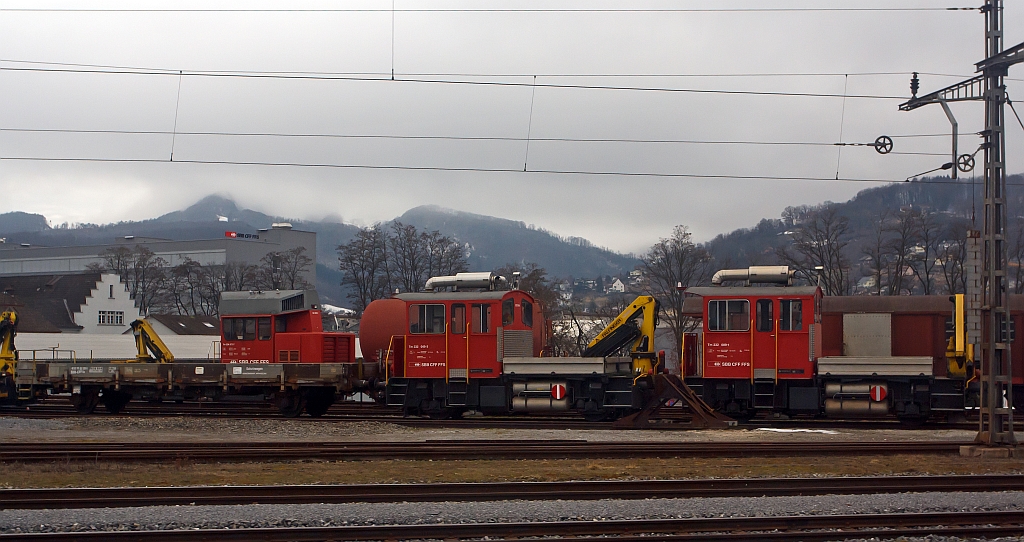 Zweiachsiger Bautraktoren der SBB am 25.02.2012 in Olten, aufgenommen aus fahrendem Zug. Links hinten tm 234 072-7, mitte Tm 232 045-5, ex Tm''' 9563 und rechts Tm 232 009-1, ex Tm''' 9518. Die modernisierten Tm''' wurden durch Winpro in Winterthur, der ehemaligen SLM, in Zusammenarbeit mit Windhoff in Rheine umgebaut. 