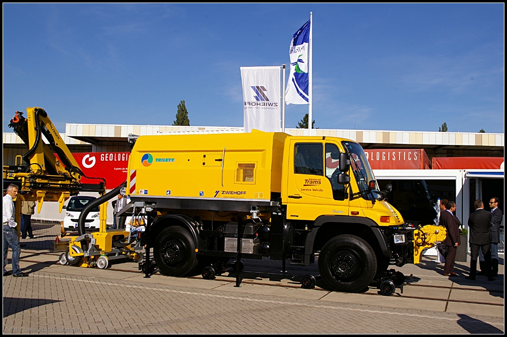 Zweiwege-Arbeits- und Rangierfahrzeug mit Wechselaufbauten f�r Frontseilwinde, Kran, Schneepflug, Hubarbeitsb�hne und Rillenreinigung auf Basis des Unimog U400 (INNOTRANS 2010, gesehen Berlin 22.09.2010)