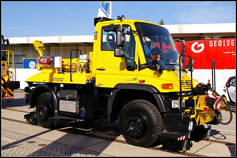 Zweiwege-Rangierfahrzeug mit Funkfernsteuerung auf Basis des Unimog U400. Das Fahrzeug ist zugelassen f�r 800t Anh�ngelast (INNOTRANS 2010, gesehen Berlin 22.092010)
