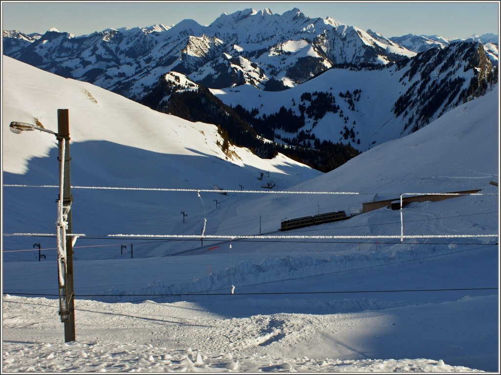 Zwischen den winterlichen Fahrleitungsdrhten fhrt ein Rochers-de-Naye Triebzug talwrts.
(12.01.2012) 