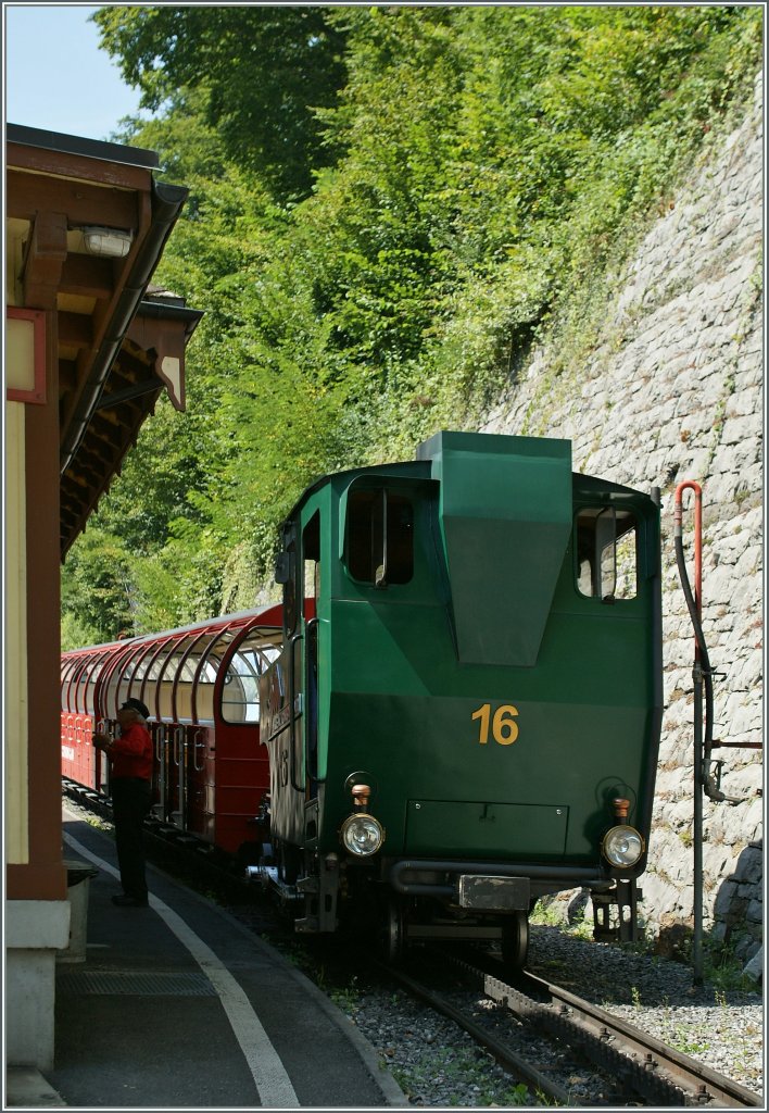 Zwischen zwei Zgen ein Blick ber den Zaun: Die BRB 16 wartet auf Reisende auf das schne Brienzer Rothorn.
20. August 2012