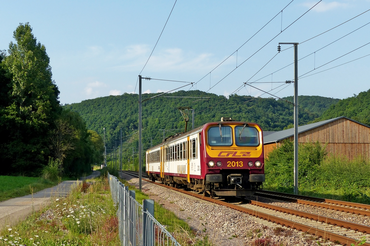 . Am 01.08.2014 lag die Nordstrecke in Erpeldange/Ettelbrck noch im Sonnenschein, als der Z 2013 als IR 3743 Troisvierges - Luxembourg durch das Sauertal fuhr. (Jeanny)