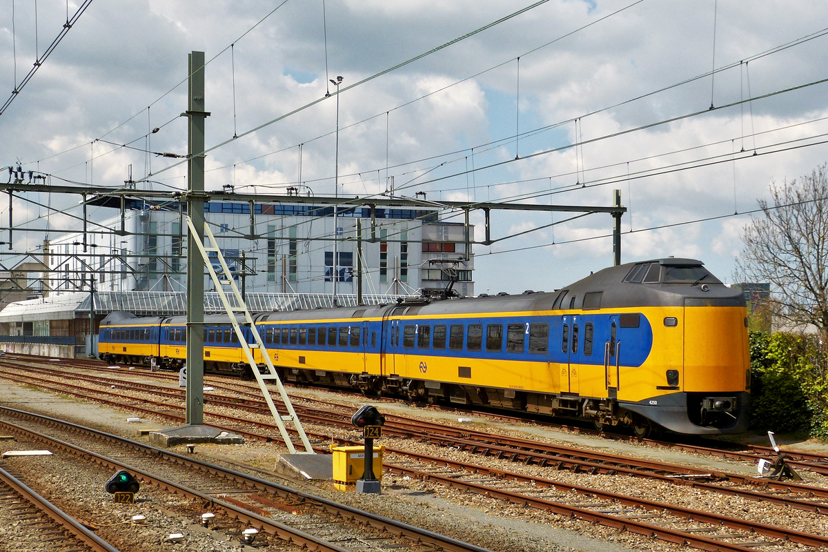 . Am 04.05.2016 war ein Koploper [NS ICM-2 der Serie 4000 (Plan Z)] im Bahnhof von Leeuwarden abgestellt. (Hans)