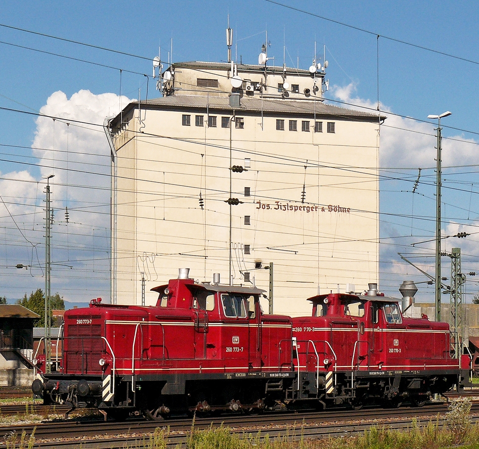 . Am 11.09.2010 waren die beiden V 60 260 773-7 und 260 770-3 der EfW-Verkehrsgesellschaft mbH im Bahnhof von Plattling abgestellt. (Hans)