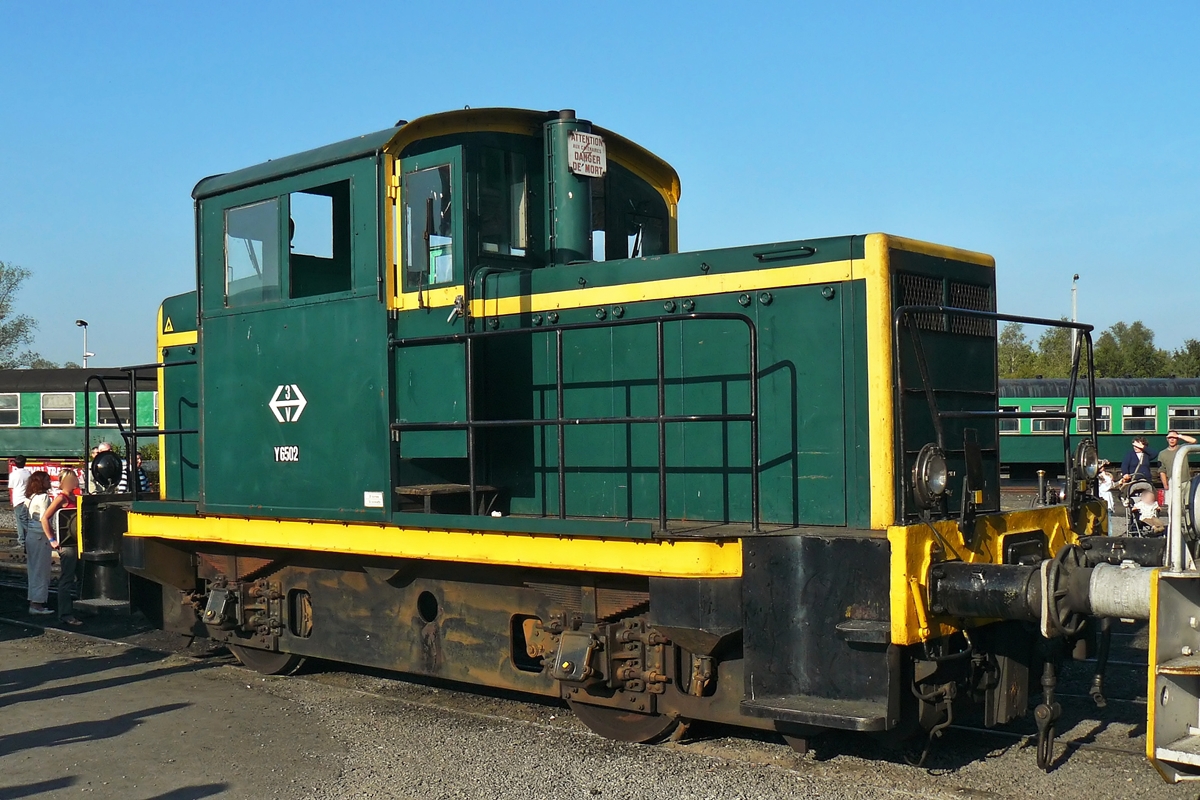 . Am 27.09.2009 stand der ex SNCF  locotracteur  Y 6502 vor dem Ringschuppen in Mariembourg. Diese Kleindiesellok wurde 1957 bei De Dietrich in Frankreich gebaut. Sie gehrt der Museumsbahn Chemin de Fer  vapeur des Trois Valles und dient hauptschlich als Rangierlok im Mariembourg. Sie trgt die Original SNCF Farbgebung. (Hans)