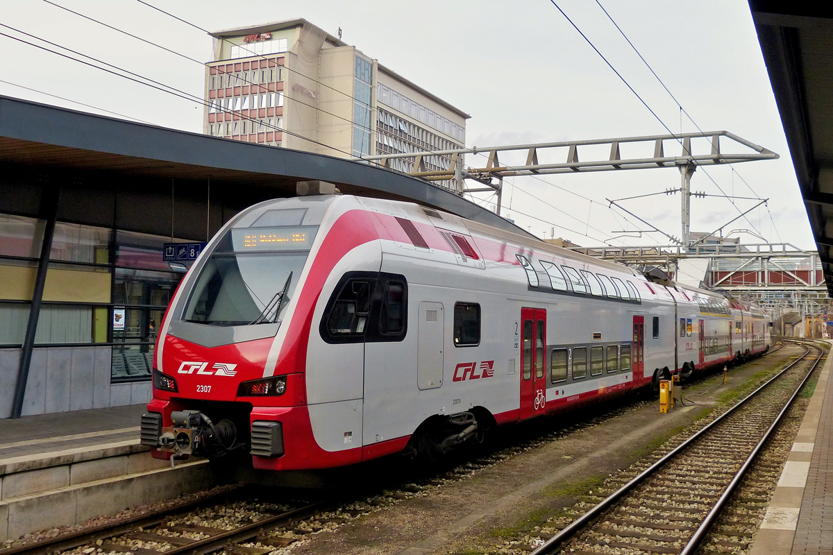 . Am 28.01.2016 wartete der CFL Kiss Z 2307 im Bahnhof von Luxemburg Stadt auf die Abfahrt nach Koblenz. (Hans) Zwischen den beiden Triebzgen gibt es kleinen aber feinen Unterschied. ;-)