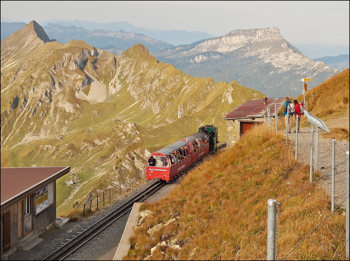 . Am Morgen des 28.09.2013 erreicht der erste BRB Zug die Station Rothorn Kulm. Mit an Bord sind die BB Fotografen und rechts im Bild ist die Tafel zu sehen, welche die Namen der vielen  Zacken  am Horizont verrt. (Hans)