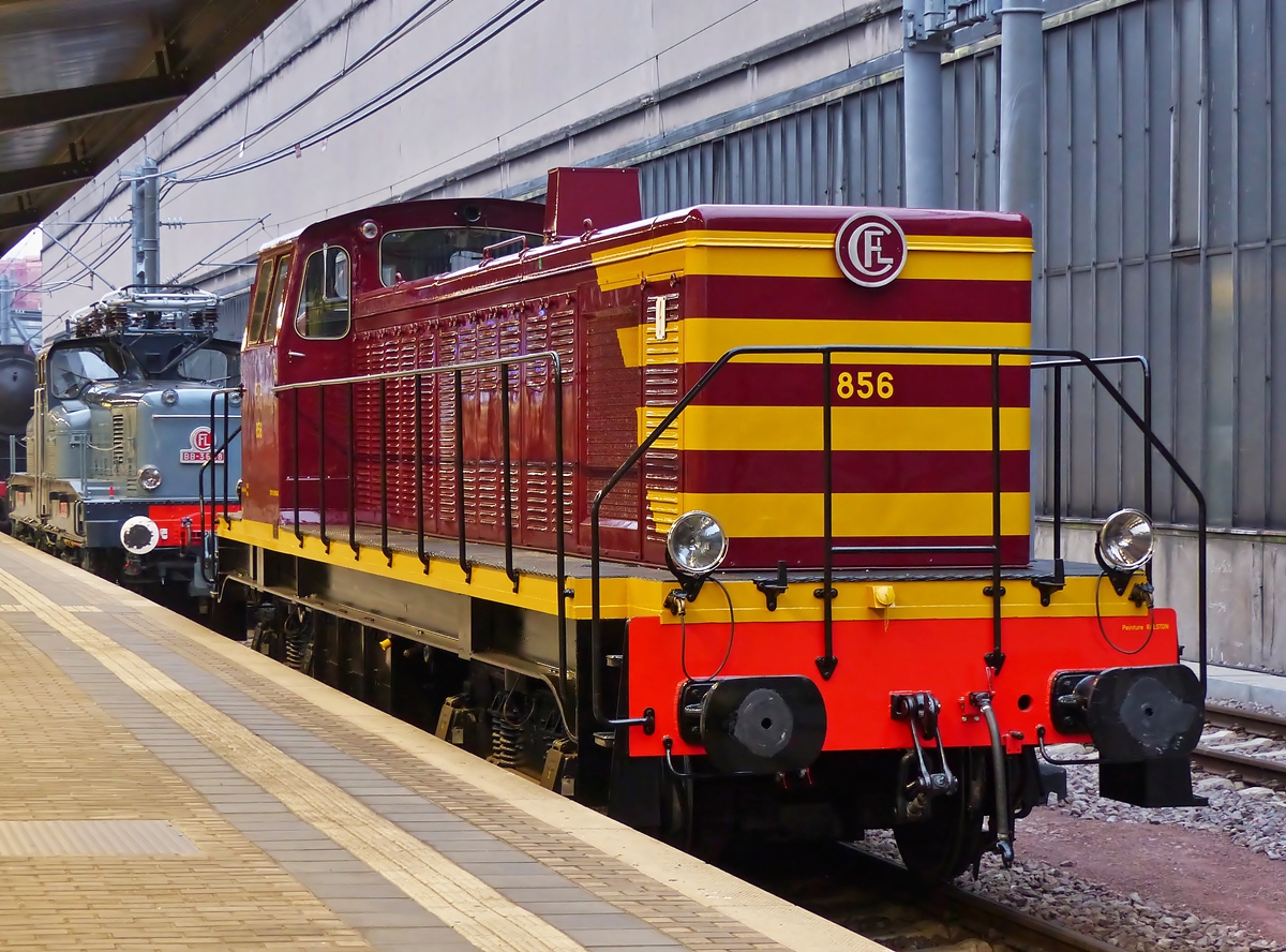 . Am nchsten Morgen (05.10.2014) stand das Museumsmaterial einzeln am Bahnsteig in Luxemburg Stadt und konnte noch vor der Abfahrt des IC 133  Ostfriesland  nach Norddeich Mole abgelichtet werden. (Jeanny)

Die Instandsetzung der 856 scheint so gut wie abgeschlossen zu sein und so erstrahlt die tolle Lok im  neuen  alten Glanz.

Die 856 wurde am 13.12.1957 an die CFL ausgeliefert und musste am 22.09.2008 als letzte ihrer Baureihe wegen Problemen mit den Motorabgasen abgestellt werden. Sie ist die offizielle Museumsmaschine der Srie 850/900. Die CFL Loks der Srie 850 sind baugleich mit den SNCF BB 63500.

Die technischen Daten der Srie 850:

Eigentmer: CFL
Anzahl: 8 (851-858)
Hersteller: Brissonneau & Lotz in Creil (F)
Motor: MGO V12 SH der Firma SACM (Socit Alsacienne de Contructions Mcaniques)
Baujahr: 1956
Leistung: 825 PS
Gewicht 72 t
Lnge ber Puffer: 14750 mm
Achsfolge: Bo’Bo’
Hchstgeschwindigkeit: 105 km/h
