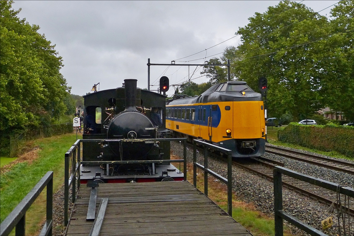 . Auf der Fahrt mit dem Museumsstoomtram von Hoorn nach Medenblick  kommt uns kurz hinter Hoorn, vor der Abzweigung nach Medemblick der Koploper aus Enkhuizen entgegen.  01.10.2016