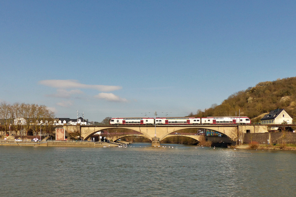 . Auf der Suche nach dem Frhling - Trotz Sonnenscheins wehte ein unangenehm kalter Ostwind in Oberbillig, als der CFL KISS Z 2301 ber die Sauerbrcke in Wasserbillig fuhr. Der Zug war als RE 5110 Trier Hbf - Luxembourg unterwegs. 13.03.2016 (Jeanny)