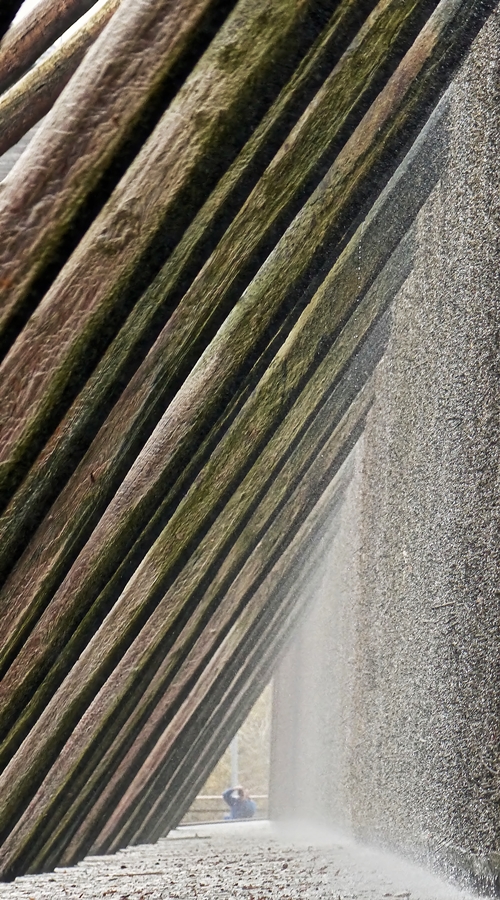 . Bad Nauheim (Wetterau) - Die herabrieselnde Sole am Gradierbau III wird am 01.11.2014 von zwei Fotografen bildlich festzuhalten. (Jeanny)

Gradierwerke werden in Deutschland heute oft zu Kurzwecken betrieben. Durch die herabrieselnde Sole wird die Luft in der N�he des Gradierwerks mit Soletr�pfchen und Salzaerosol angereichert, die Wassertr�pfchen binden Partikel in der Luft. Dies wirkt sich �hnlich wie bei Seeluft beispielsweise bei Pollenallergikern und Asthmatikern und anderen positiv aus. Durch das Einatmen salzhaltiger Luft werden die Atemwege befeuchtet und die Wandungen der Atemorgane positiv beeinflusst. Des Weiteren besitzen die feinen Salzkristalle eine sekretl�sende Wirkung, reinigen die Atemwege intensiv von Bakterien und lassen die Schleimh�ute abschwellen. Viele �rzte und Heilpraktiker empfehlen aus diesen Gr�nden einen l�ngeren Aufenthalt an der See oder in Kurorten, welche sich den Effekt der Gradierwerke zu Nutzen gemacht haben.