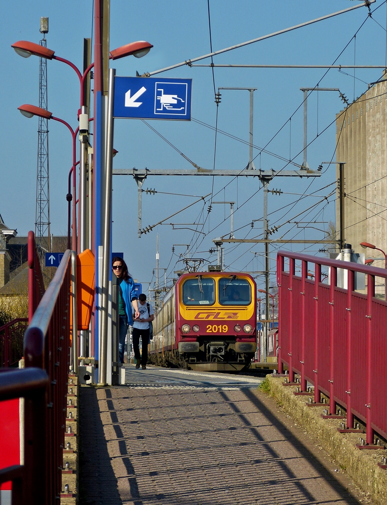 . Bahnsteigszene in Mersch - Der Z 2009 verlsst den Bahnhof von Mersch in Richtung Luxembourg am 11.03.2014. (Jeanny)